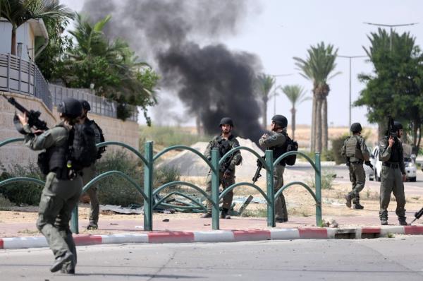 Israeli soldiers at the southern Israeli town of Ofakim.